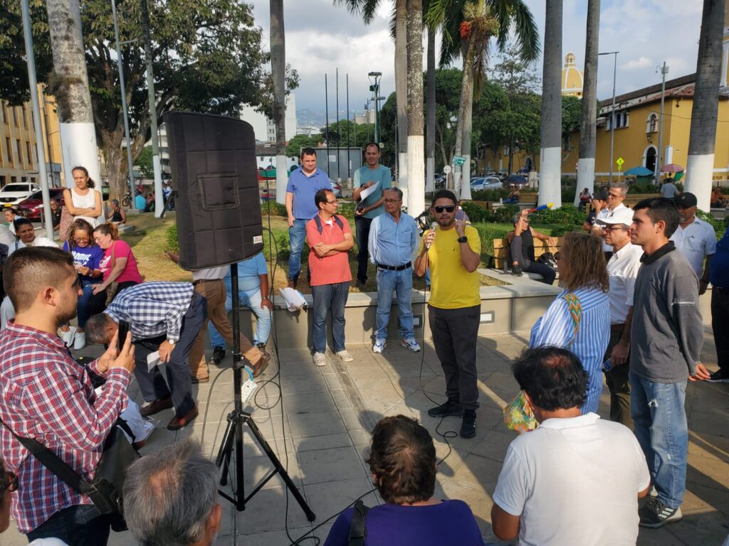 Juan Alvarez en un parque socializando con la comunidad sobre el impuesto predial