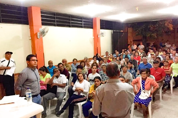 Juan Alvarez socializa con la comunidad sobre el impuesto predial