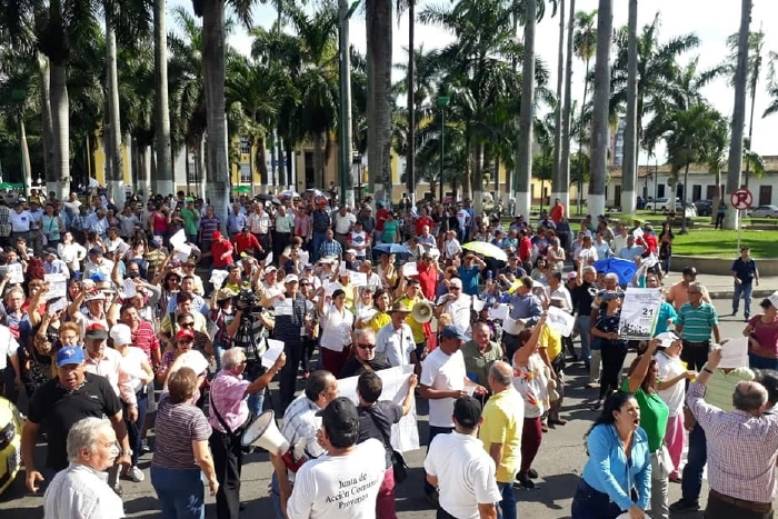 personas protestando por el cobro injusto del impuesto predial de Bucaramanga